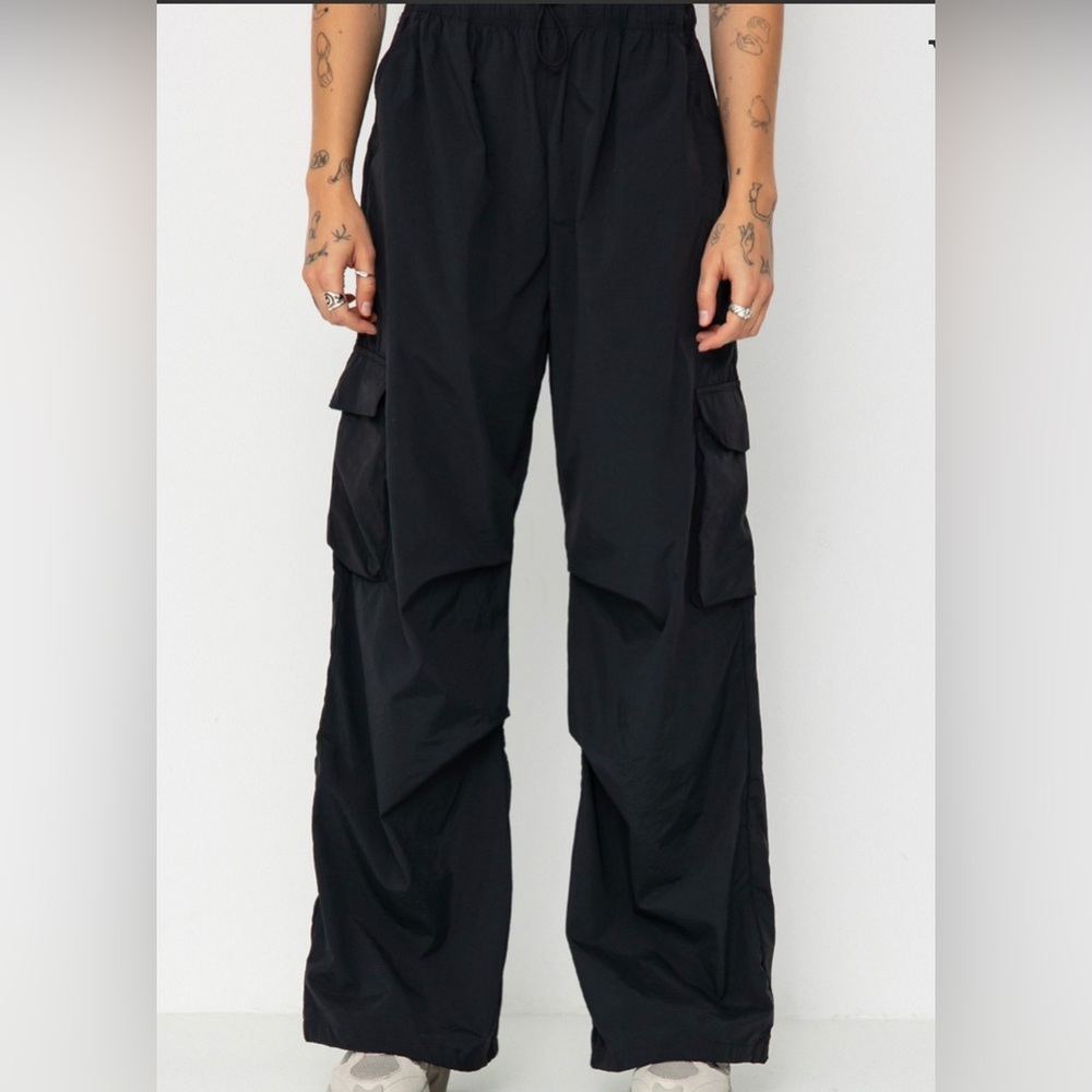 New Balance women’s nylon Black Cargo parachute Pants in size small